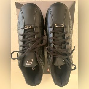 NIB Men’s Size 11.5 FILA Thrash shoes